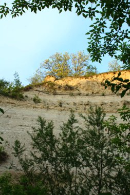 Dağlardaki güzel bir nehir manzarası.