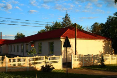 Ev kırmızı tuğlaya boyandı.