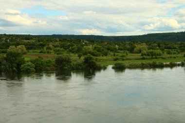 Nehrin ve şehrin güzel manzarası