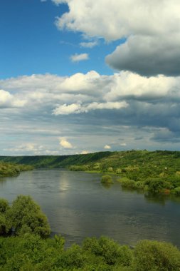 Dağlardaki nehrin manzarası.