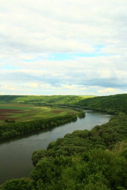 Dağın tepesinden bir nehrin manzarası