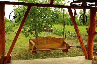 Salıncak sallanıyor bahçede.