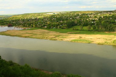 Köydeki nehir manzarası