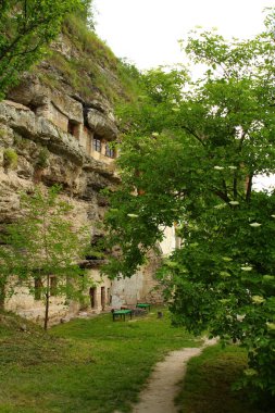 Dağlardaki eski ev.