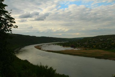 Nehir ve ağaçlarla dolu güzel bir manzara