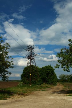 Arka planda elektrik direği