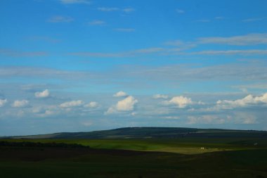 Bulutlu güzel bir manzara.