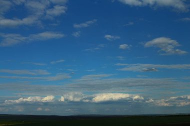 Beyaz bulutlu mavi gökyüzü