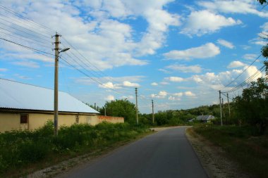 Bir yaz gününde kırsal yol