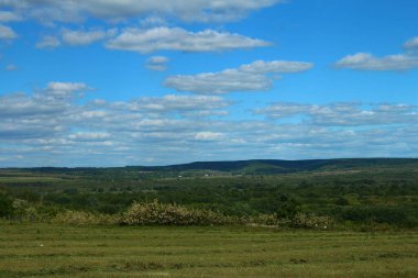 yeşil alan ve bulutlar