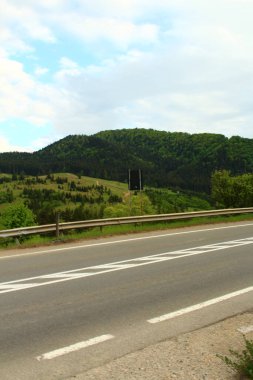 Arabası olan güzel bir dağ yolu