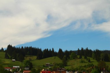 Bulutları ve mavi gökyüzü olan güzel bir manzara.