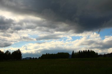 Bulutlu gökyüzü ile güzel bir manzara