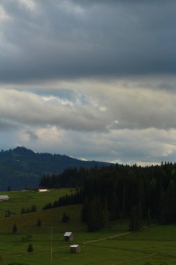 Dağları ve bulutları olan güzel bir manzara