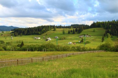 Dağları ve mavi gökyüzü olan güzel bir manzara.