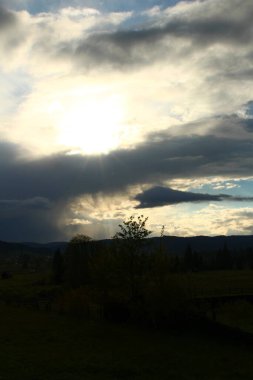 Dağlarda güzel bir gün batımı