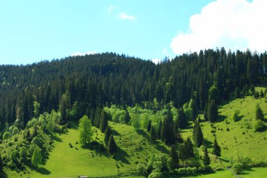 Güzel mavi gökyüzü olan dağ manzarası