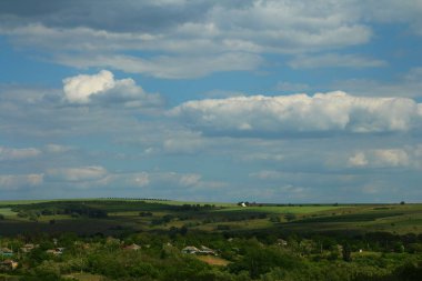 Dağları ve bulutlu gökyüzü olan güzel bir manzara.