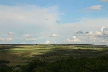 Güzel bir köyü olan yaz manzarası, köy manzarası, Rusya 'da bir köyün köyü. Köylü bir tarla.