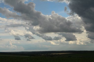 Bulutlu gökyüzü, doğa ve bulutlu havayla güzel bir manzara.