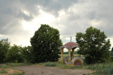 Ormandaki eski kilise.