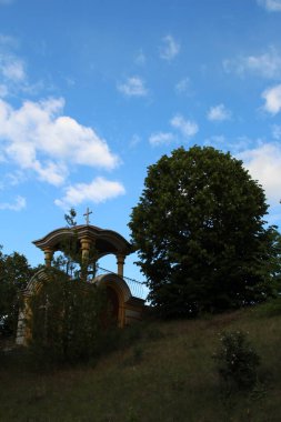 Tepedeki kilise. din kavramı