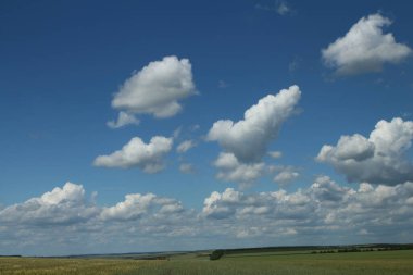 Bulutlar ve mavi gökyüzü