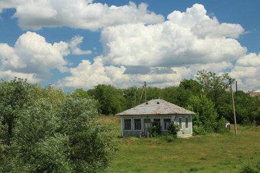 Köydeki eski ahşap ev.