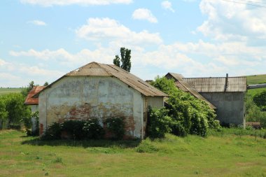 Terk edilmiş, çatısı ve çatısı olan eski bir ev.