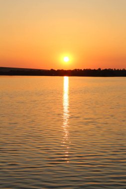 Denizin üzerinde güzel bir gün batımı