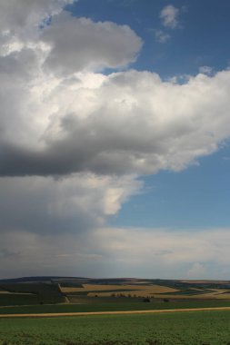 Arka planda güzel bulutlar ve mavi gökyüzü