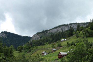 Dağlardaki köyde bir dağ