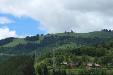 Dağlarda dağları olan güzel bir manzara.