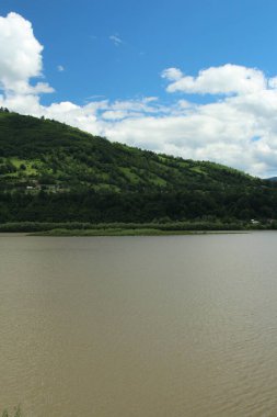 Nehir ve dağlarla dolu güzel bir manzara