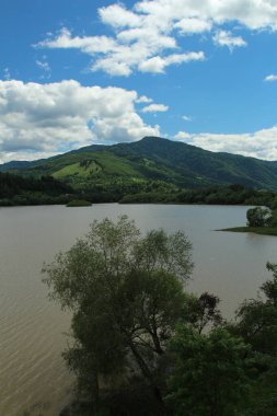 Göl ve dağlarla dolu güzel bir manzara.