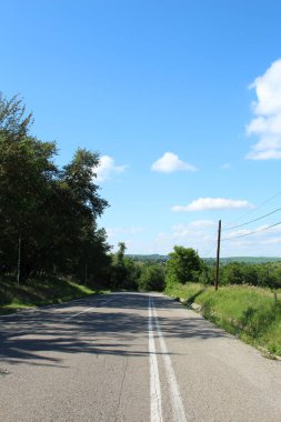 Mavi gökyüzü olan boş bir yol.