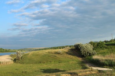Göl ve nehir manzarası.