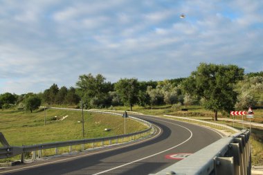 Kırsalda yolu olan otoyol