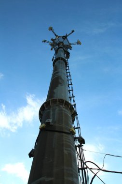 yüksek gerilim enerji hatları mavi gökyüzü karşı