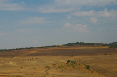 Bulutların ve gökyüzünün olduğu güzel bir manzara.