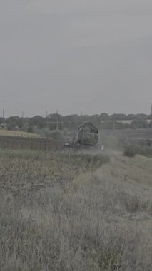 Yol büyük bir traktörle büyük bir tarla.