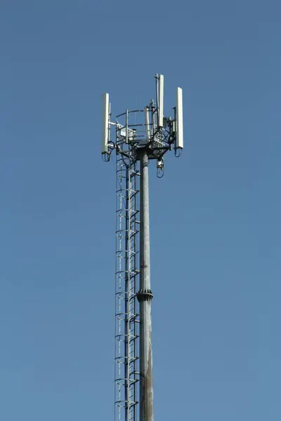 Mavi gökyüzünün arka planında cep telefonu kulesi.