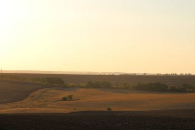 Kırsalda bir tarlanın üzerinde gün batımı