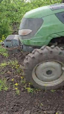 Traktör arazide çalışıyor.