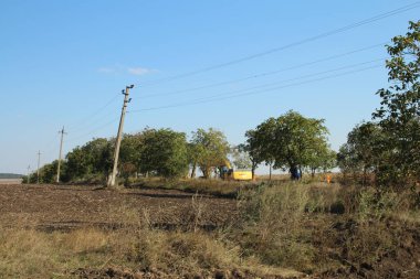 Bir yolu ve traktörü olan kırsal alan.