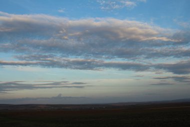 Tarlanın manzarası ve bulutlar.