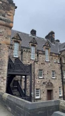 Edinburgh Kalesi ve tarihi şehir Edinburgh arka planda, İskoçya