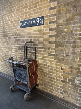 Londra, Birleşik Krallık - 13 Aralık 218 - Yeraltı tren istasyonundan bir görüntü