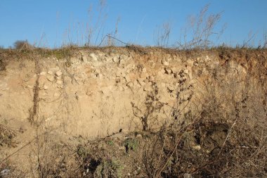 Eski harabe tuğla binanın kalıntıları..
