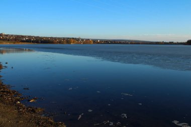 Sonbaharda donmuş göl